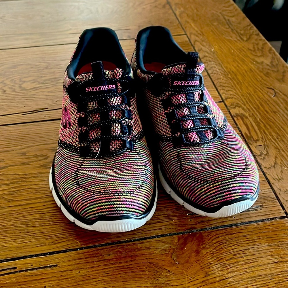 Sketchers tennis shoe
